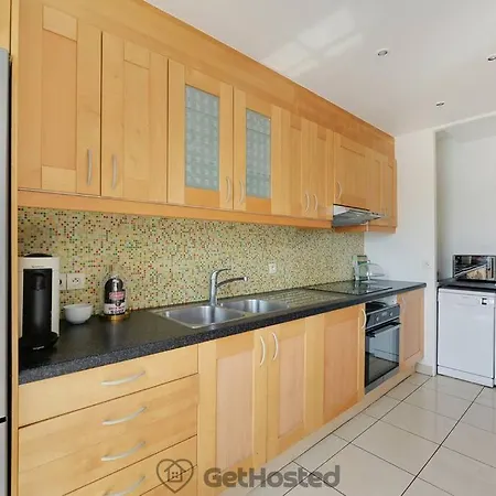 Eiffel Tower View - Charming Artist Flat - Gethosted Apartament Paryż