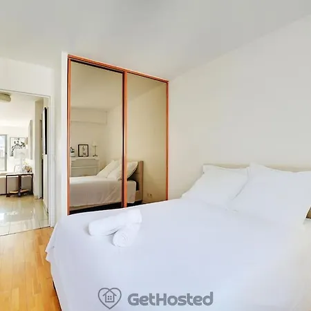 Eiffel Tower View - Charming Artist Flat - Gethosted Lejlighed