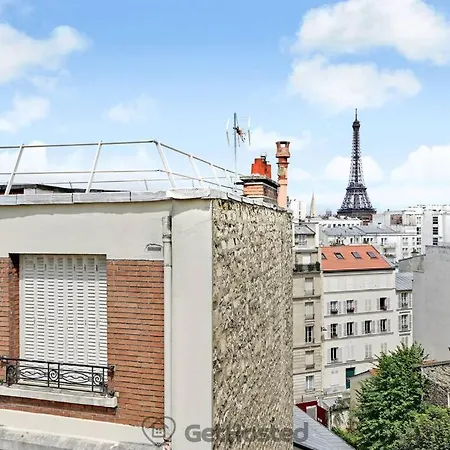 Eiffel Tower View - Charming Artist Flat - Gethosted *