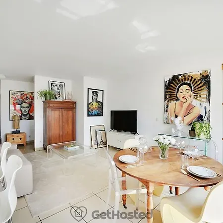 Eiffel Tower View - Charming Artist Flat - Gethosted Lejlighed
