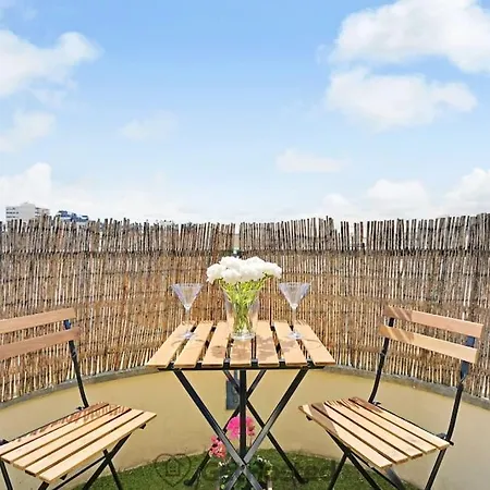 Eiffel Tower View - Charming Artist Flat - Gethosted Apartament