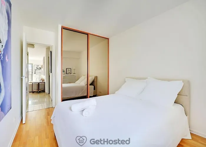 Eiffel Tower View - Charming Artist Flat - Gethosted Apartment