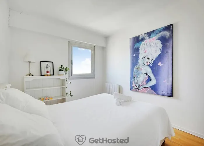 Eiffel Tower View - Charming Artist Flat - Gethosted Apartment