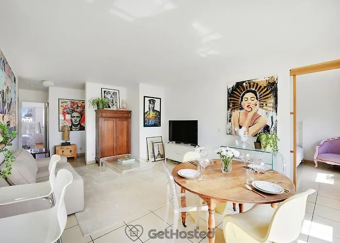 Eiffel Tower View - Charming Artist Flat - Gethosted Apartment