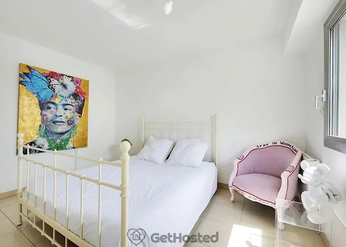 Apartment Eiffel Tower View - Charming Artist Flat - Gethosted *